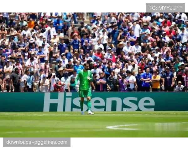巴黎街头设立巨型屏幕,吸引数万球迷聚集观看欧冠比赛 巴黎街头设立巨型屏幕,吸引数万球迷聚集观看欧冠比赛