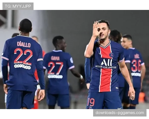 欧塞尔迎战兰斯赛前，两队为已故法国足球名宿默哀一分钟